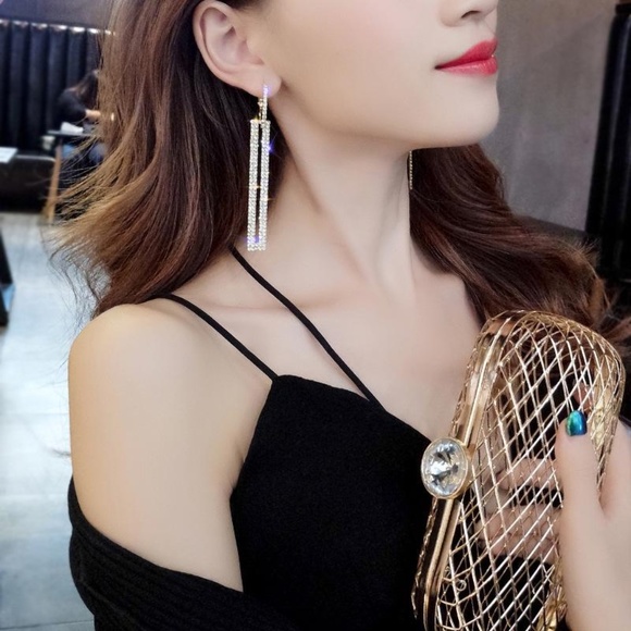 NWT  Gold Rhinestone Earring - Picture 2 of 4